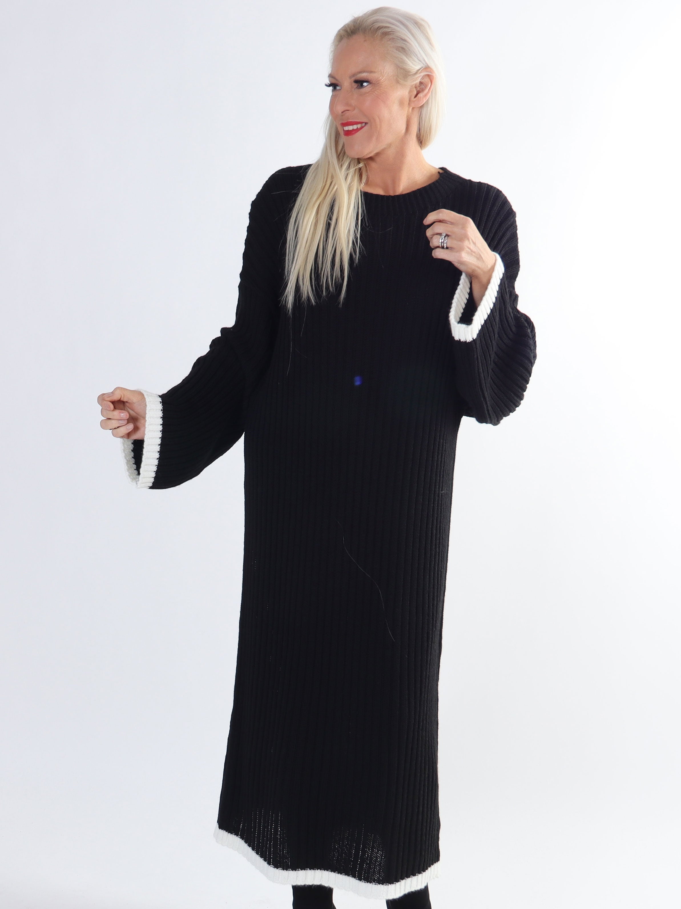 Ramona - Lång stickad klänning i plus size med färgade kanter